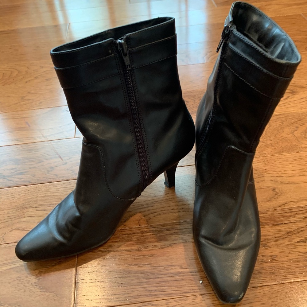 Brown point toe heeled ankle booties w buckle, 10